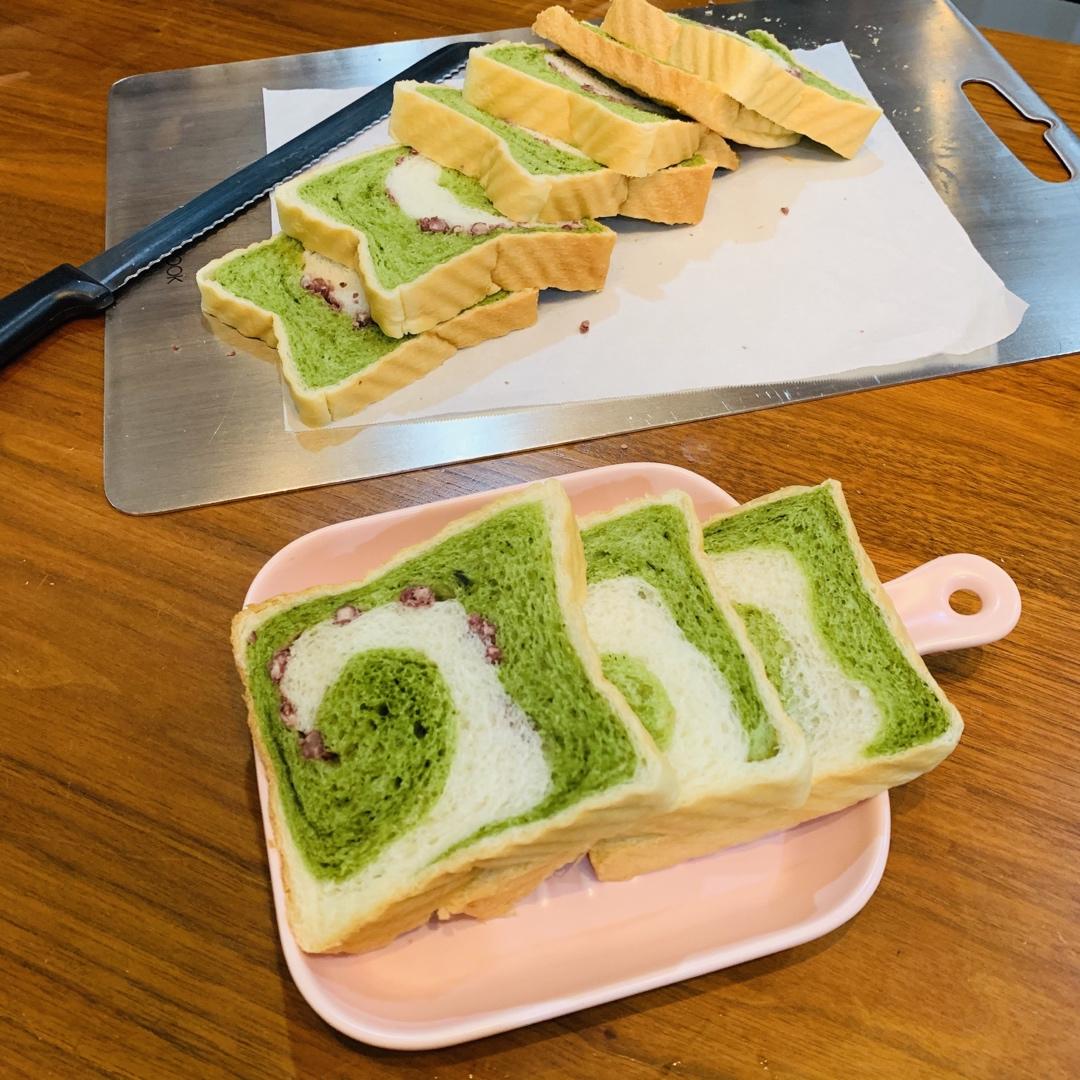 清香柔软的抹茶红豆吐司