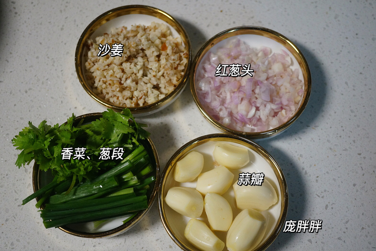 🔥广东经典粤菜 沙姜盐焗鸡煲 下饭🍚一流的做法 步骤1
