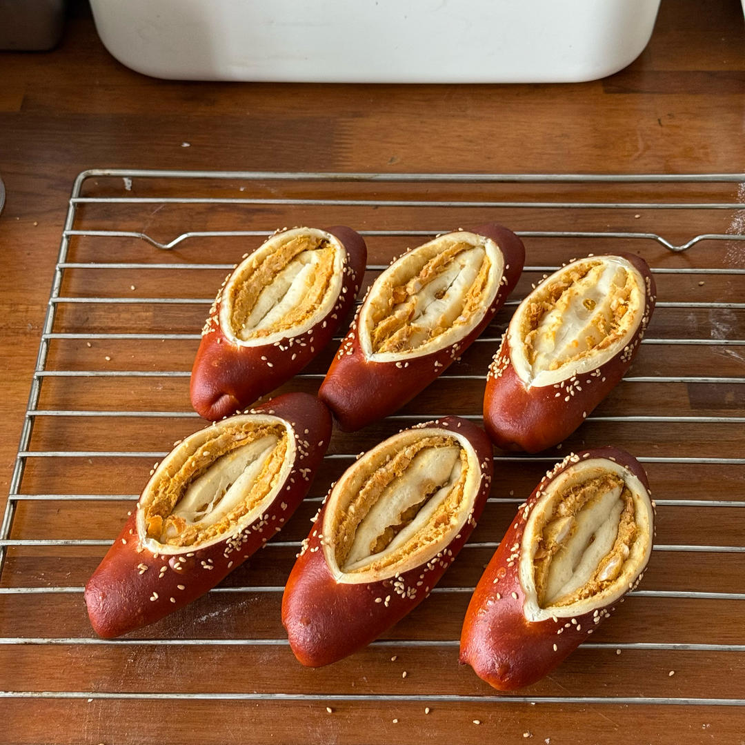 咸蛋黄肉松碱水包