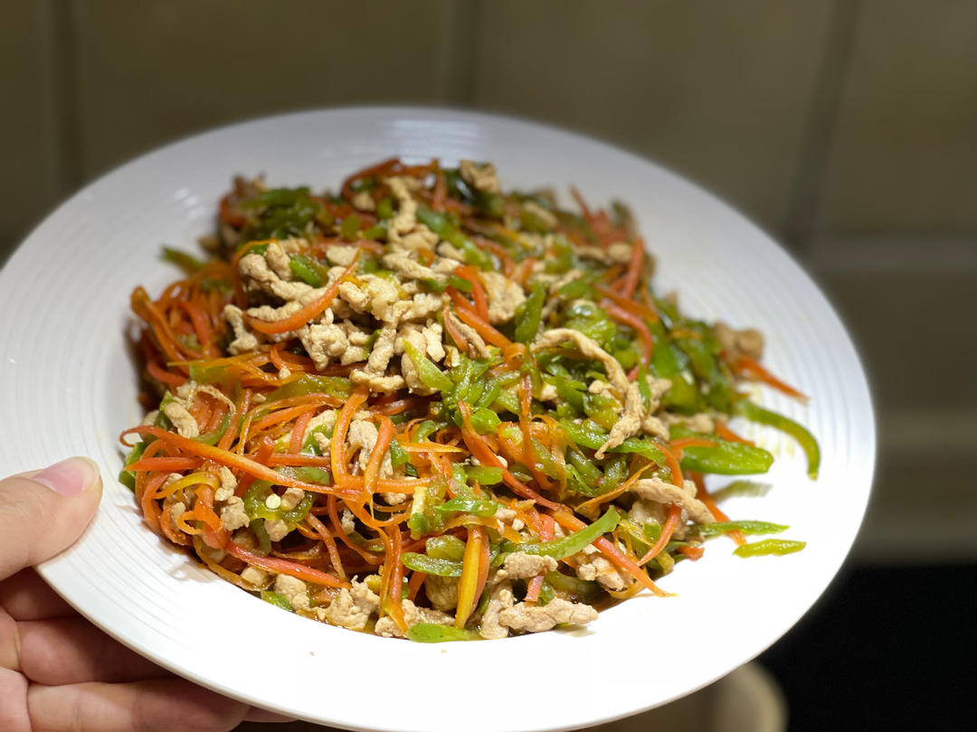 经典的家常菜，青椒炒肉丝，简单的食材也能做出如此美味