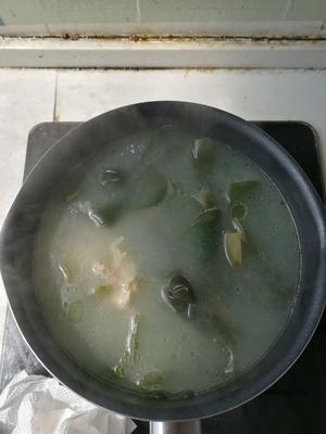 超简单海带豆芽骨头汤的做法 步骤3
