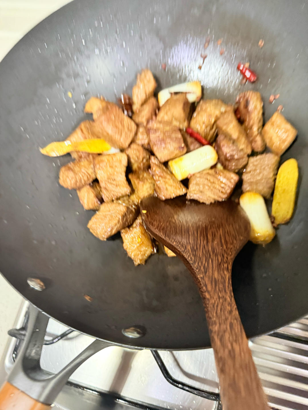 牛腩炖土豆(红烧牛腩）