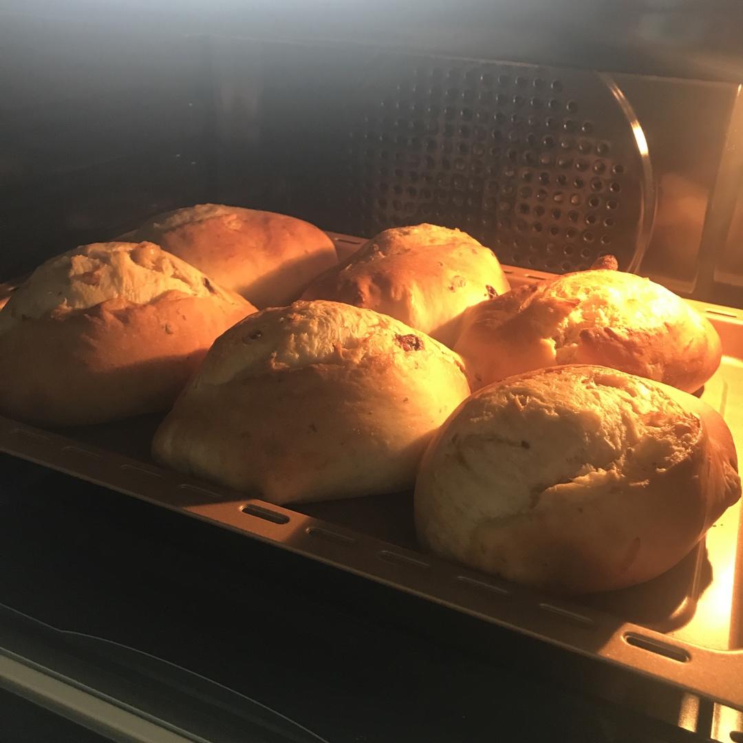 葡萄软欧（仿原麦山丘）Milk flavored bread filled with raisins and butter