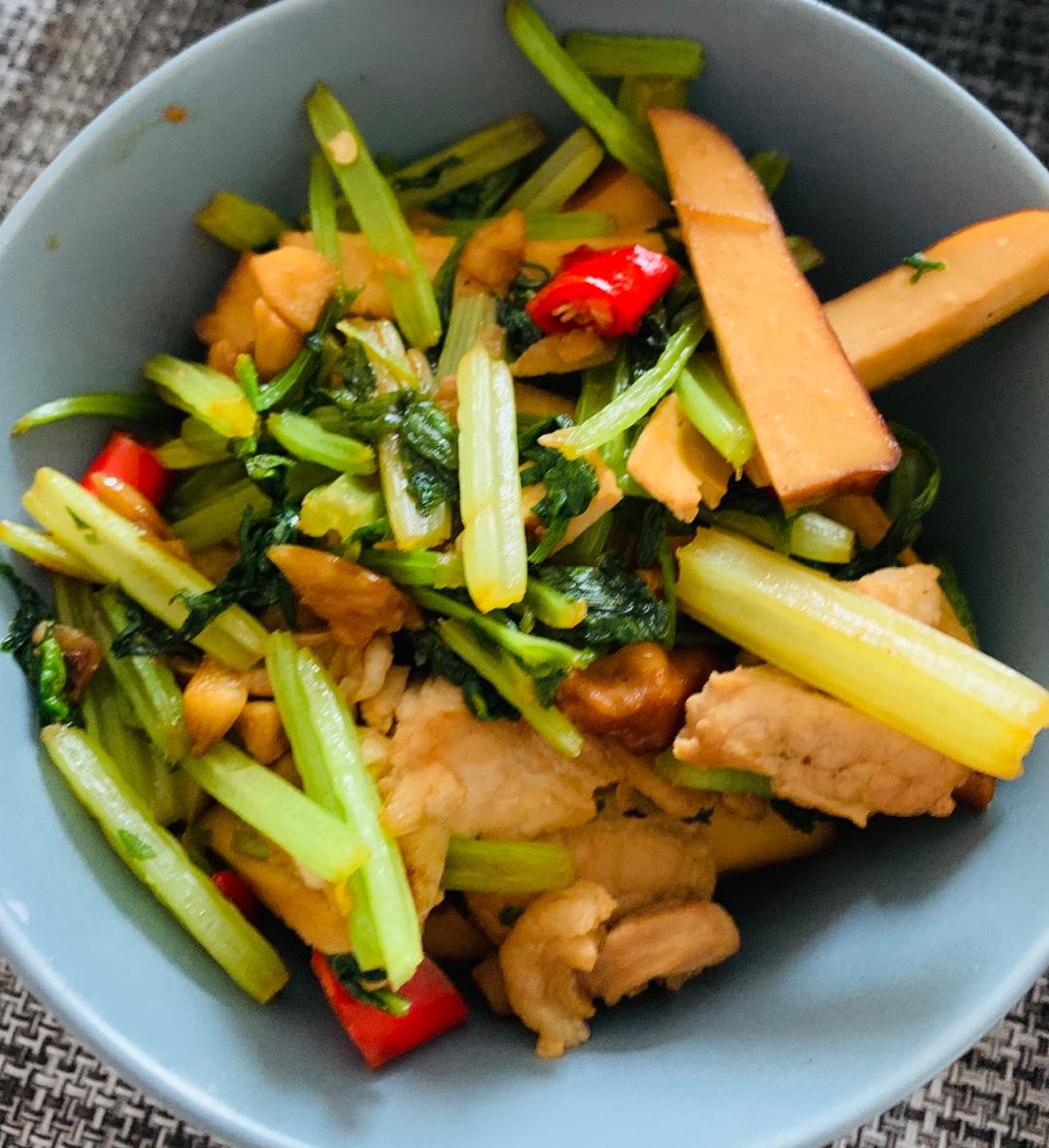 熏干腊肉炒香芹【食材包操作说明】