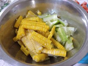 泰式酸辣黄瓜玉米沙拉（简单版）的做法 步骤1