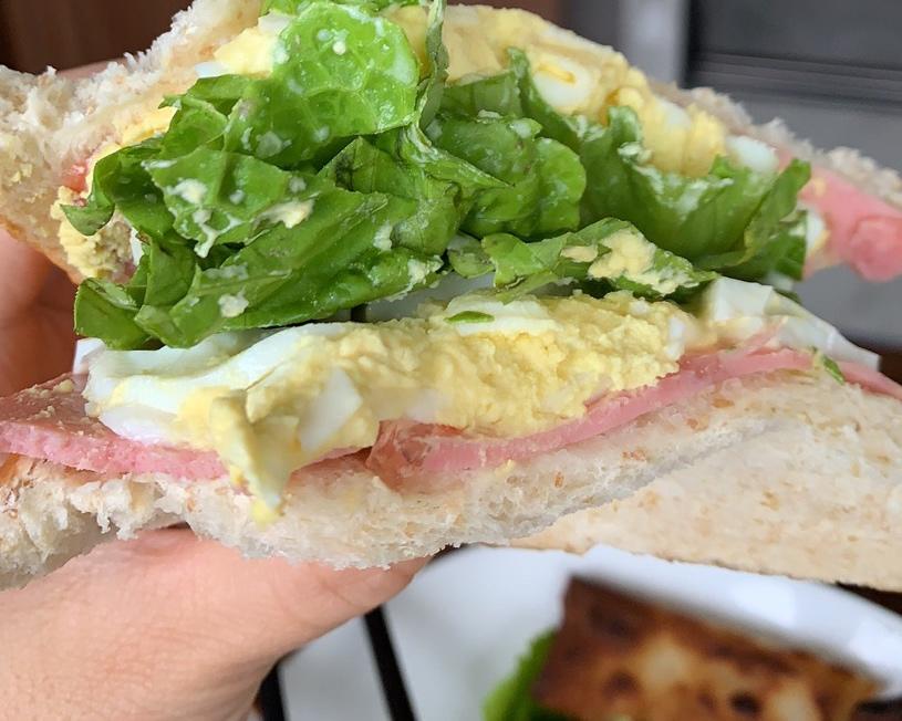 蛋黄酱鸡蛋火腿全麦三明治的做法