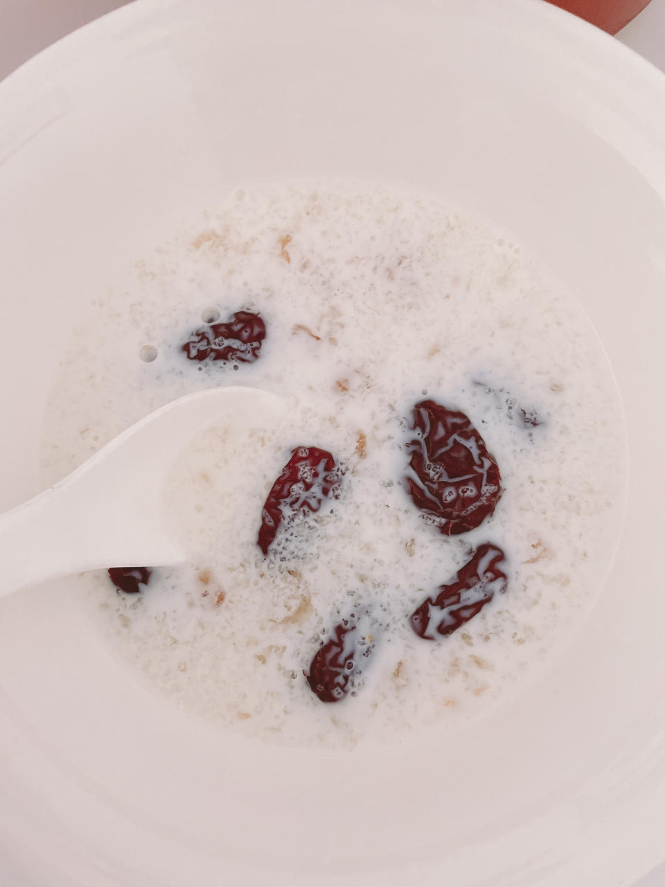 桃胶雪燕炖牛奶