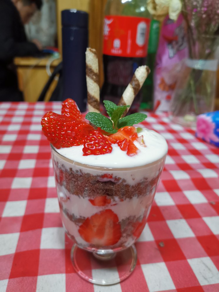 草莓杯壁酸奶