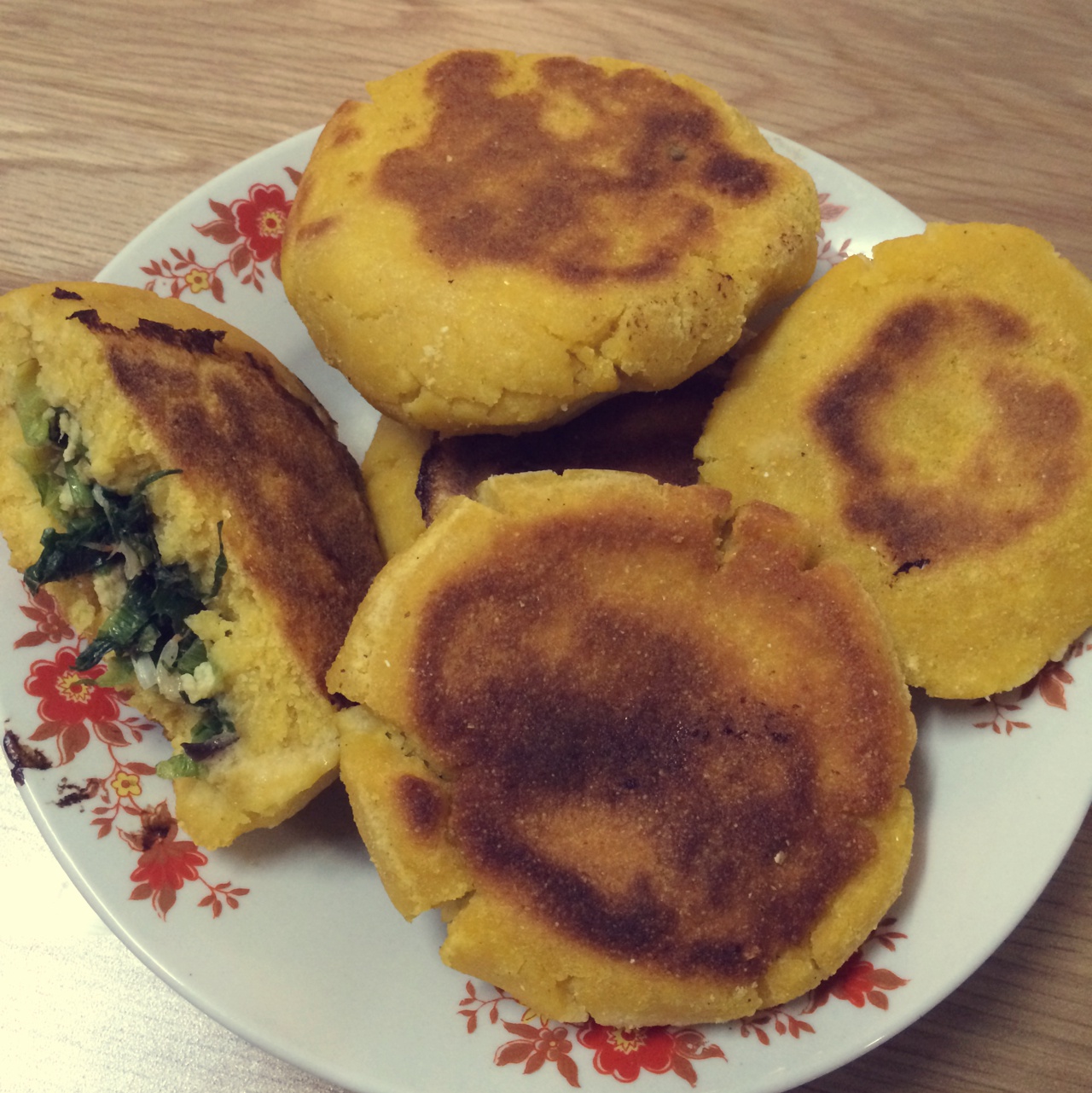 苦苣香菇玉米面贴饼子