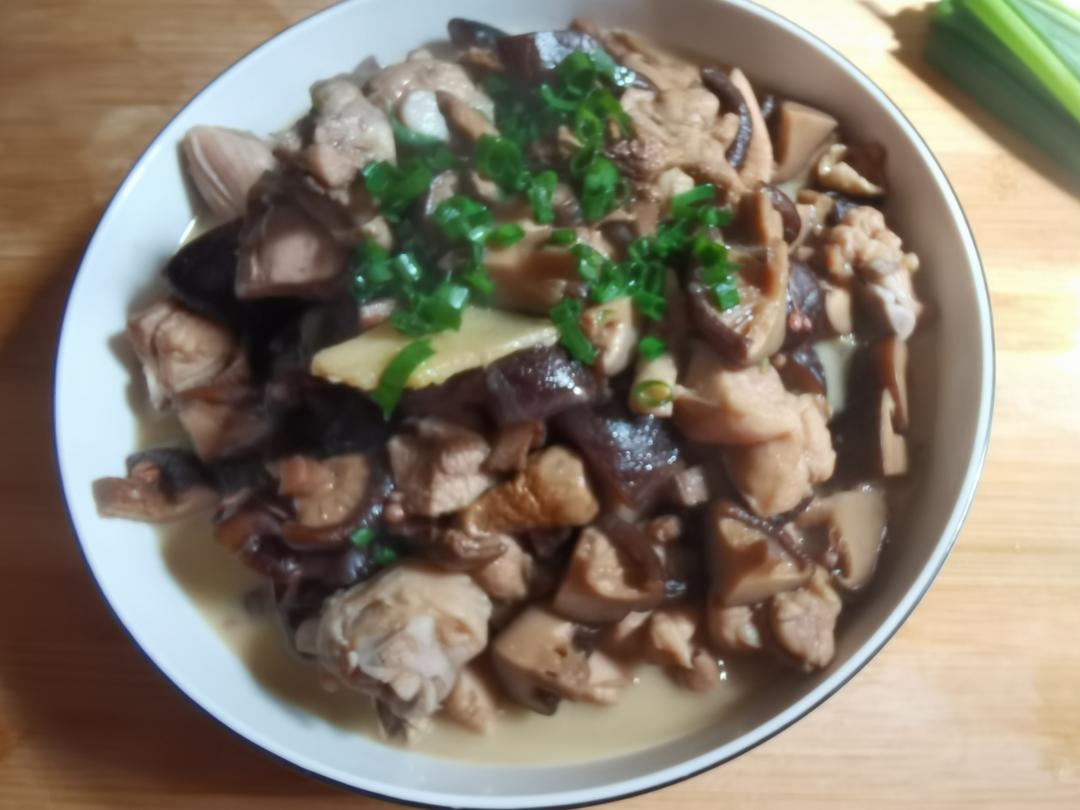 香菇炖鸡肉