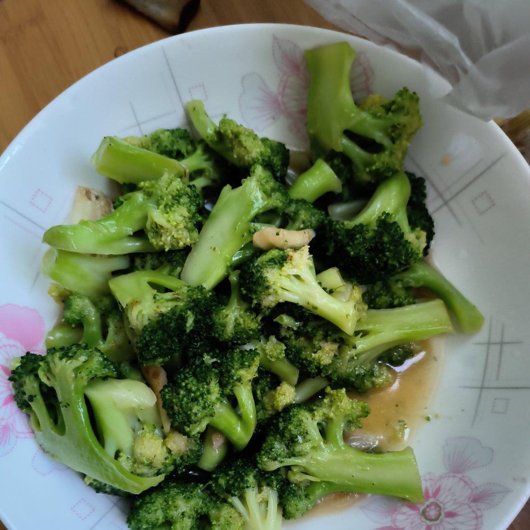 好吃到爆的耗油蒜蓉西兰花(从不修图，喜欢请关注)