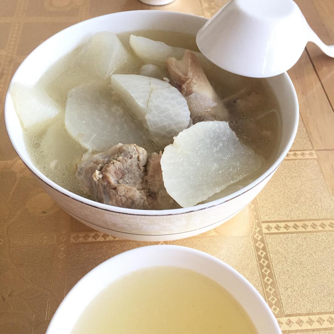 大骨炖萝卜汤