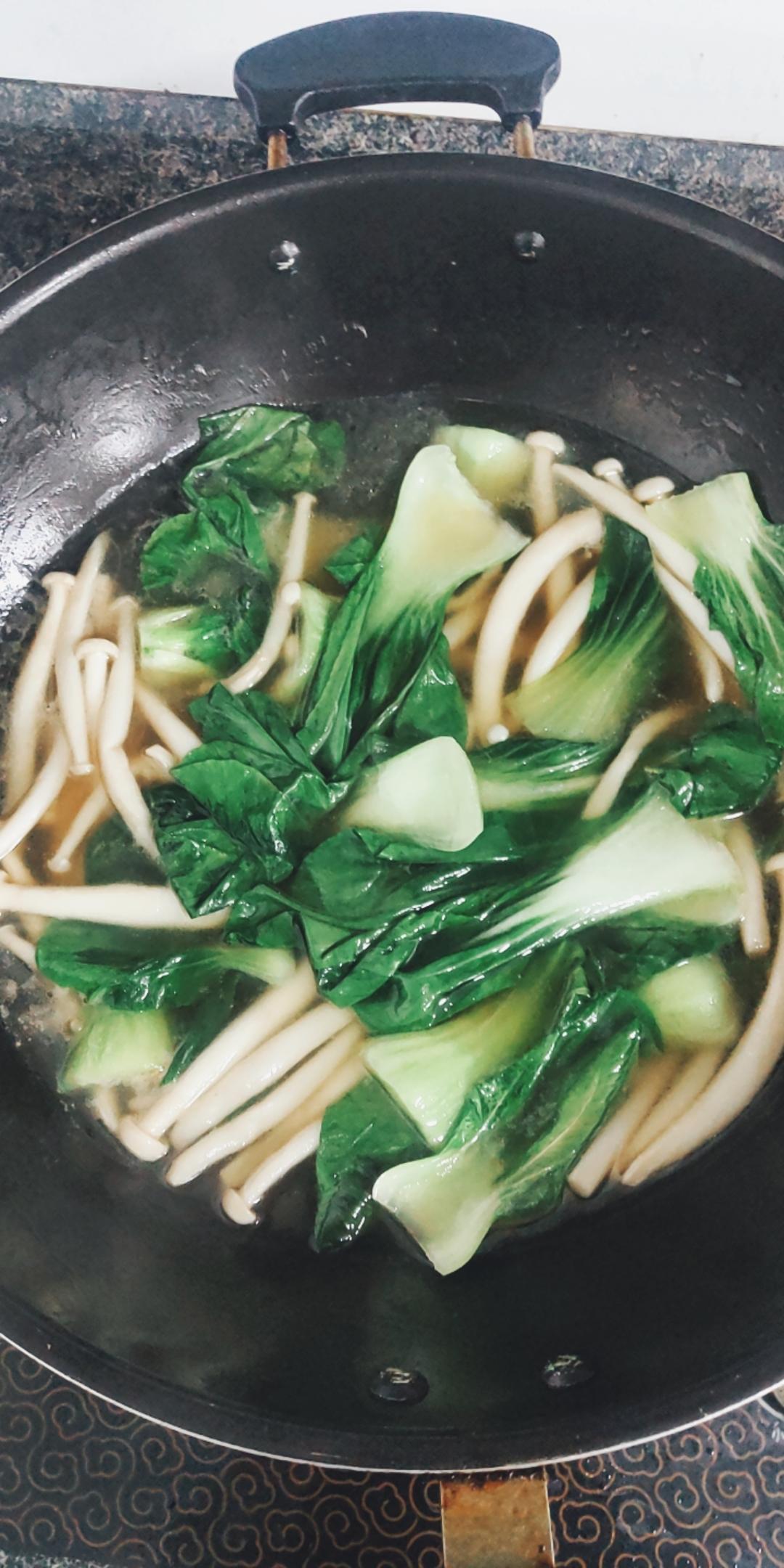菜菇汤——适用于一切叶菜＋菇的一个汤（上海青＋海鲜菇）的做法