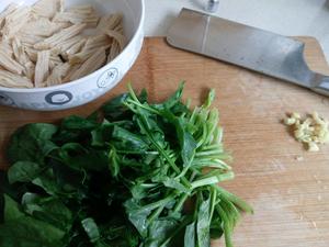 腐竹拌菠菜的做法 步骤2