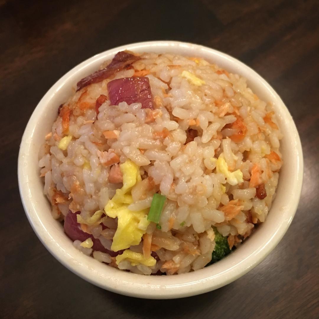 蒜香黄油三文鱼炒饭