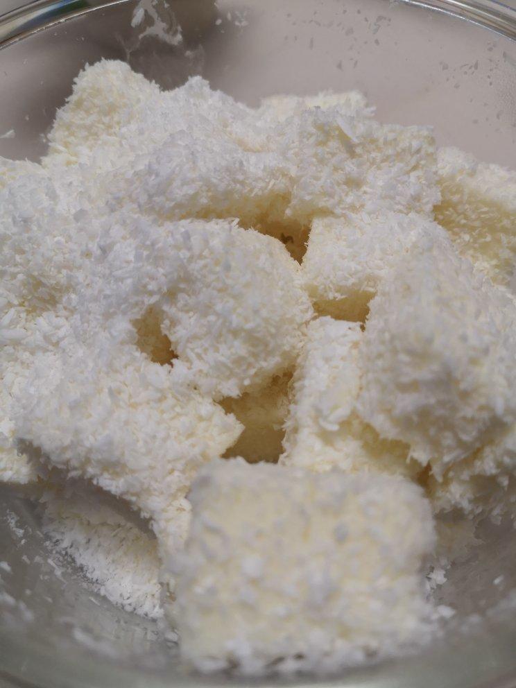 完胜85度C牛奶椰丝小方