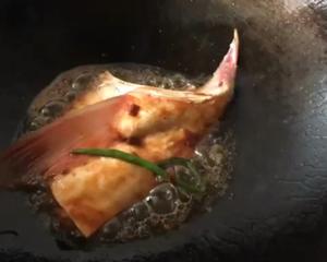 煎焗鱼头的做法 步骤5