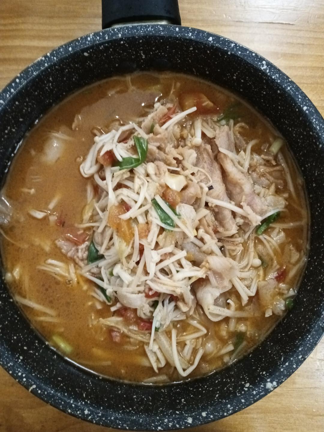 金针菇番茄肥牛卷