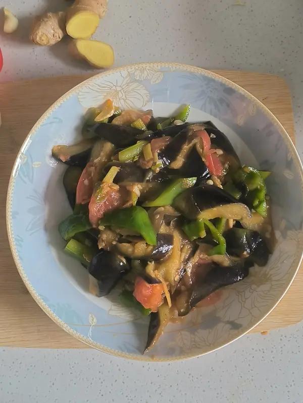 红烧茄子（佐西红柿尖椒）