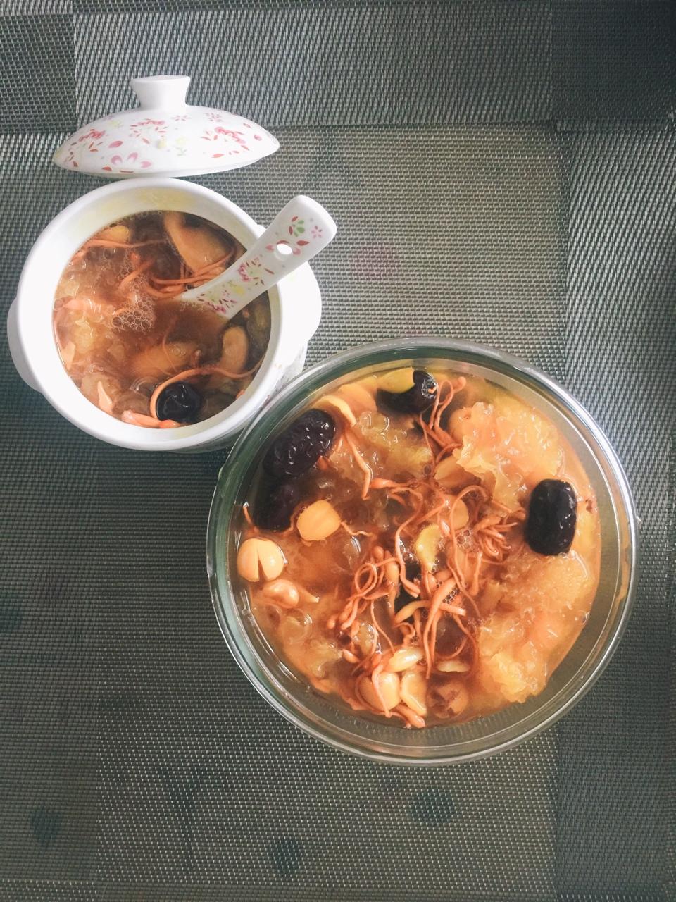 红枣桂圆雪耳炖花胶