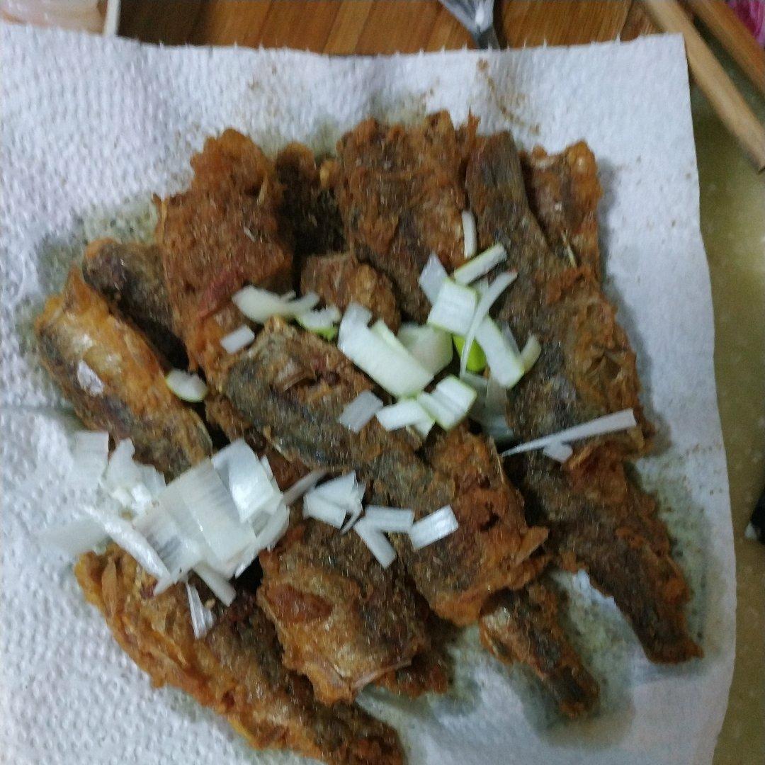 酥脆小鲫鱼