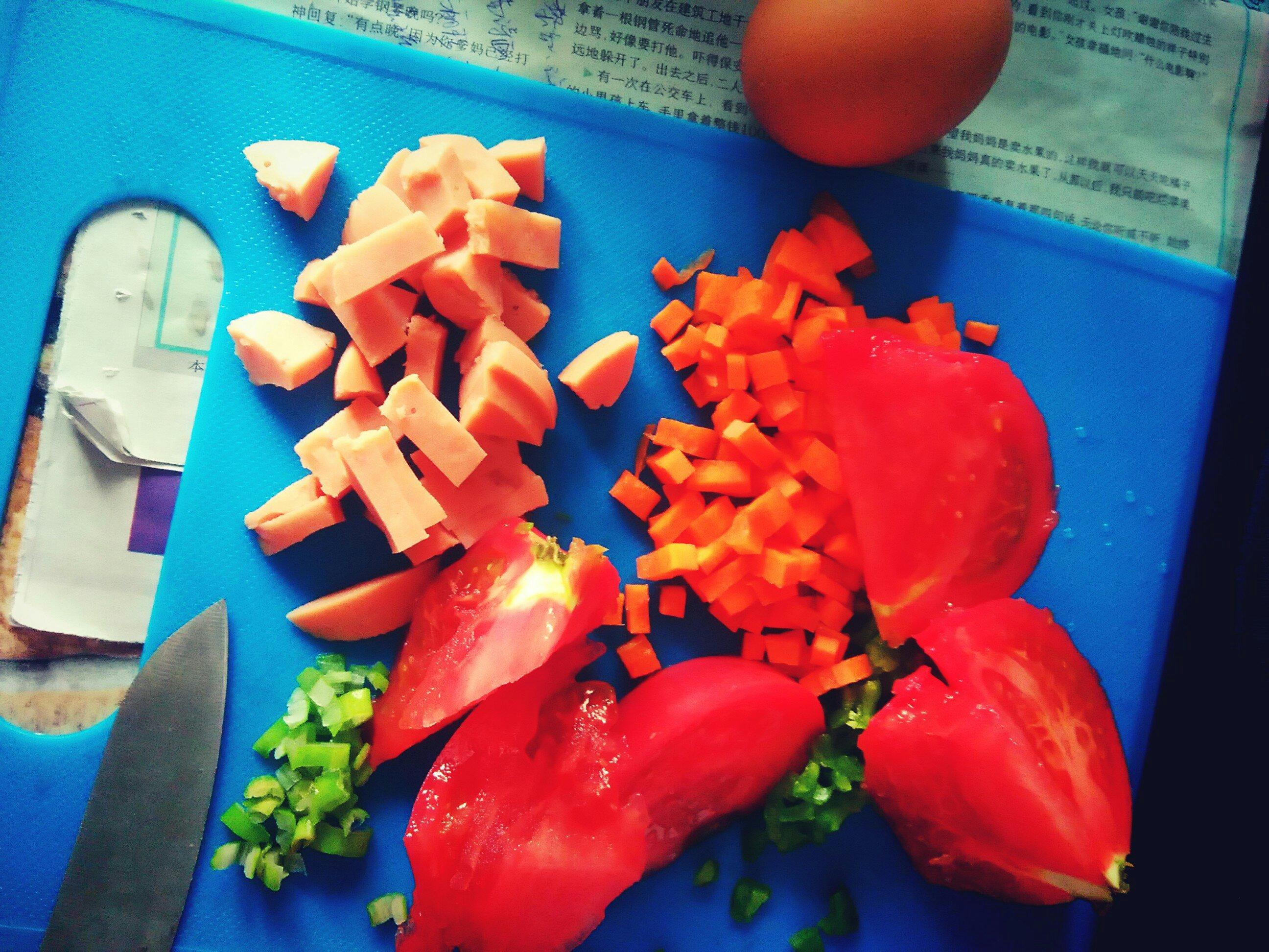 番茄鸡蛋香肠青菜面的做法 步骤1