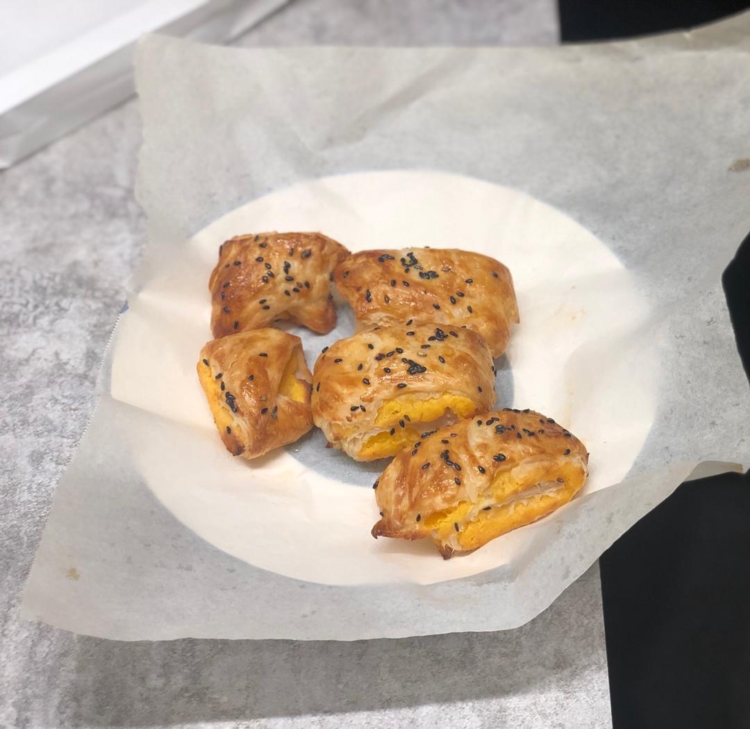 巨好吃❗巨简单❗酥到掉渣的手抓红薯酥饼。