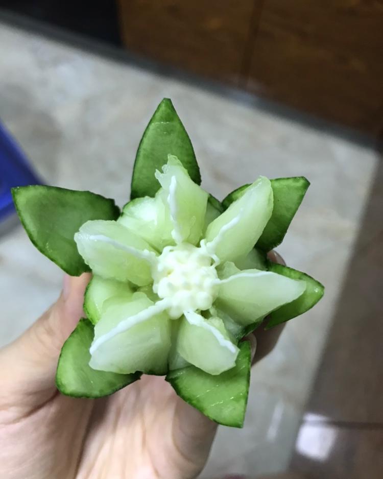 黄瓜尾巴不要扔，雕个小花吧