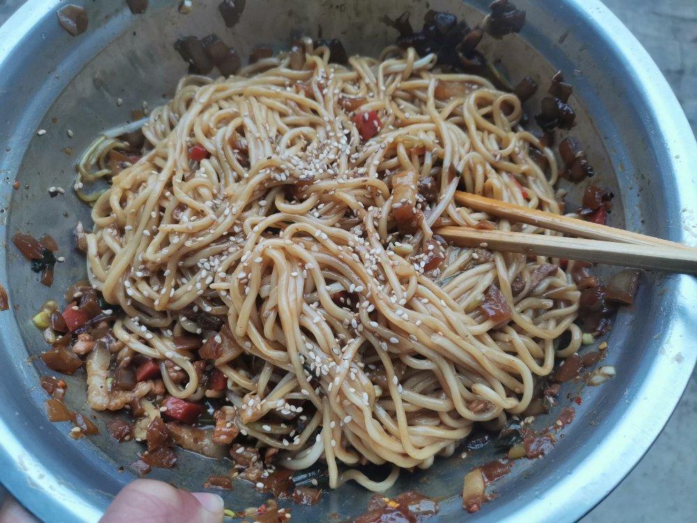 能吃上三碗的快手儿炸酱面～