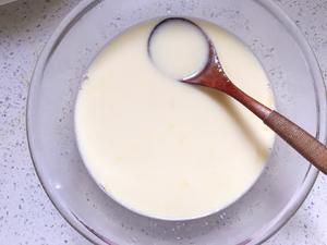 烹饪小白都能做出大厨味道：馒头牛奶布丁的做法 步骤3
