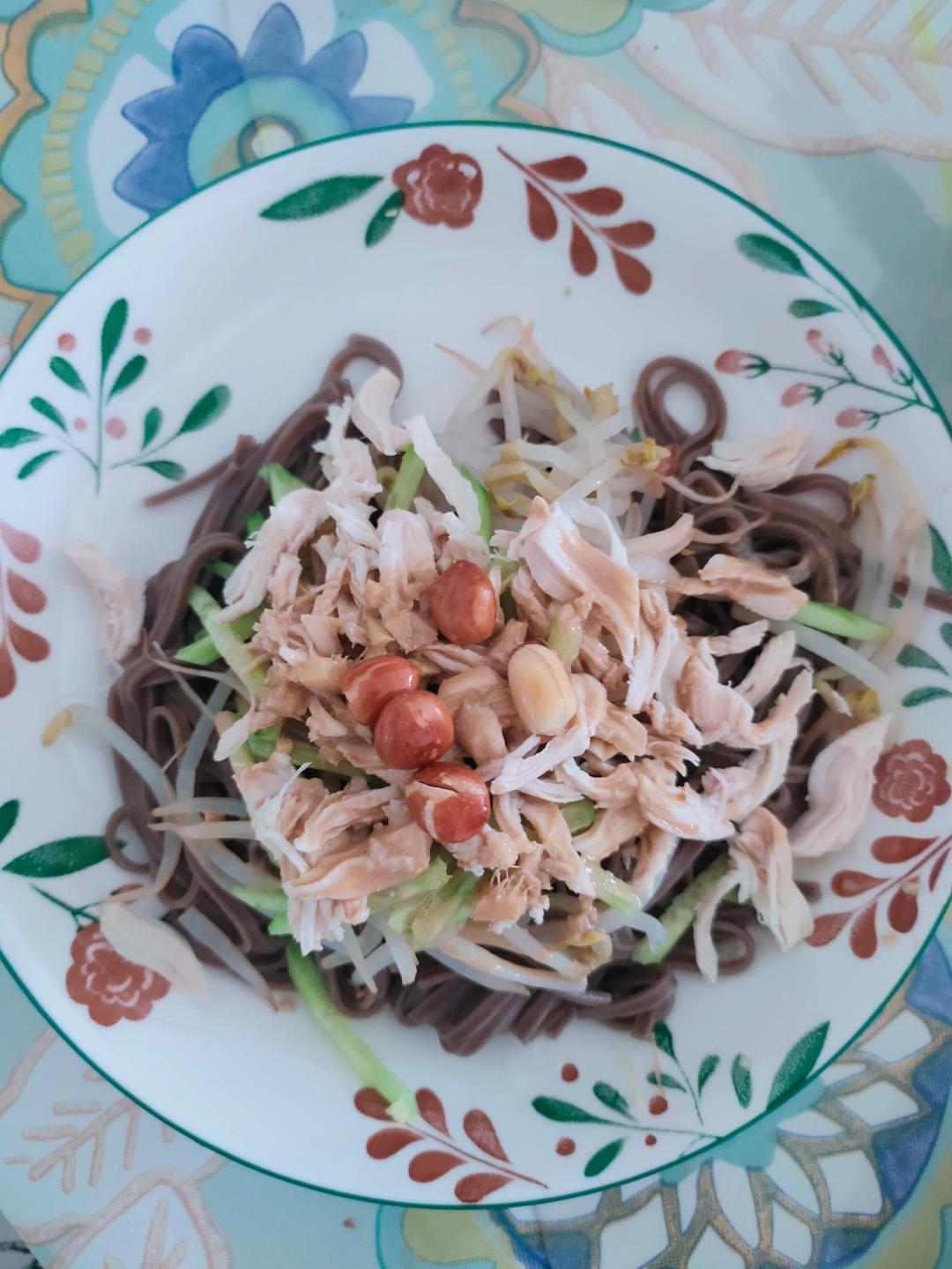 厨师长教你：“鸡丝凉面”的家常做法，味道好极了，先收藏起来