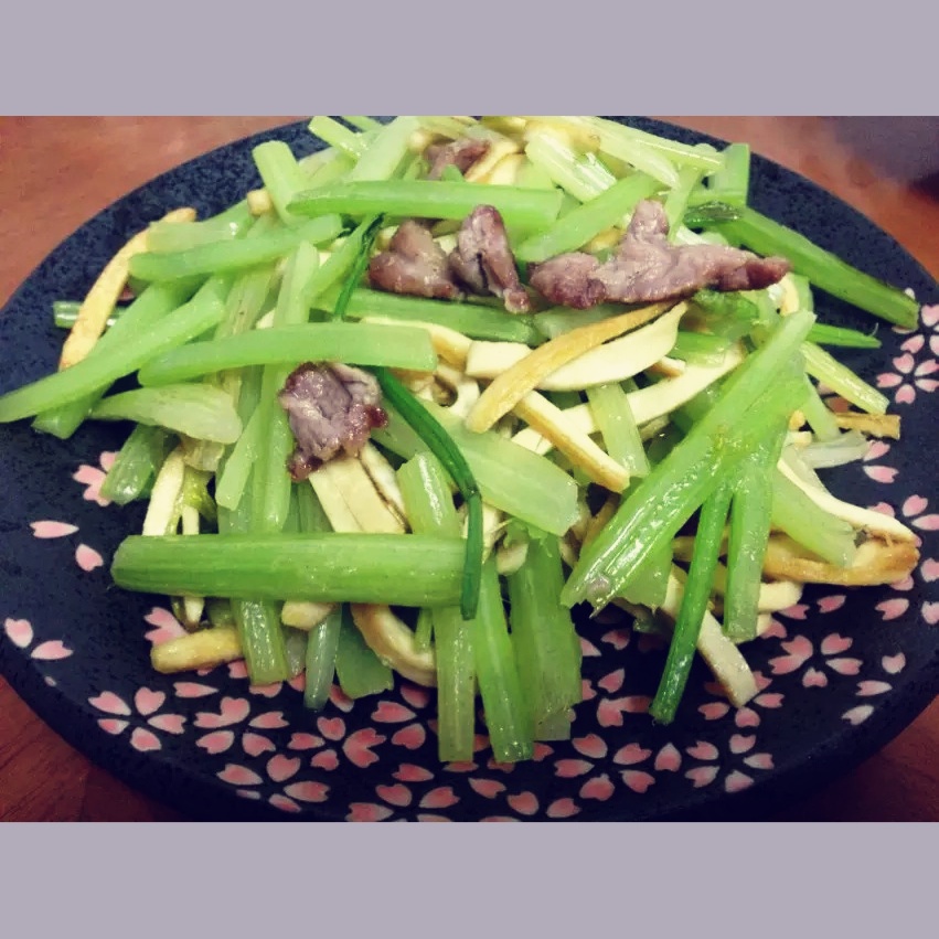 芹菜炒肉