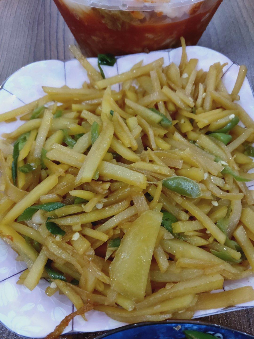 〈辣椒炒土豆丝〉，新手必学，欣小厨 😉