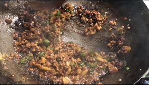 肉沫榨菜炸酱面 加入了虾皮和杭椒，滋味丰富，拌面最香的做法 步骤9