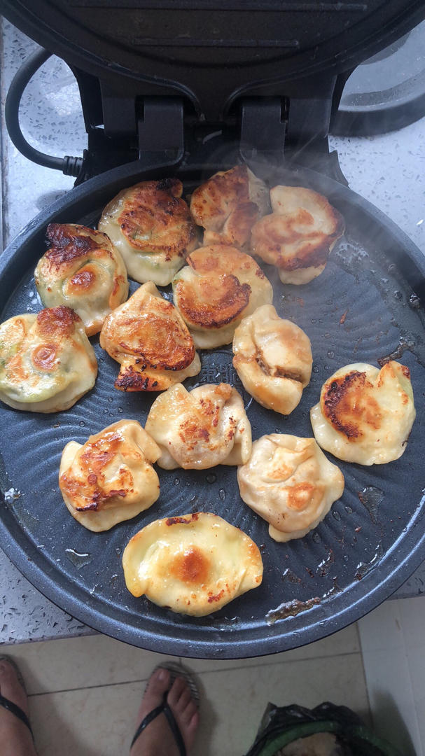 qq空间用户3yu8做的早餐很诱人快手电饼铛版煎饺冷冻饺子也可以的