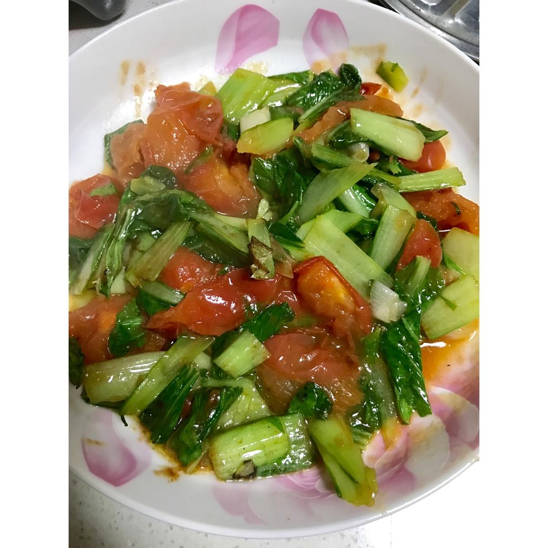 番茄炒油菜 2016冰冰做的番茄炒油菜 用圣女果代替西红柿做的,很奢侈