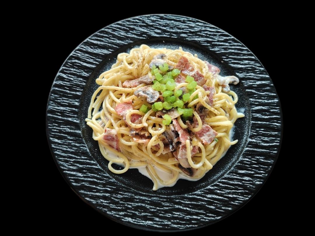 用牛奶代替奶油的                培根蘑菇意大利面🍝 Creamy bacon       mushroom fettuccine
