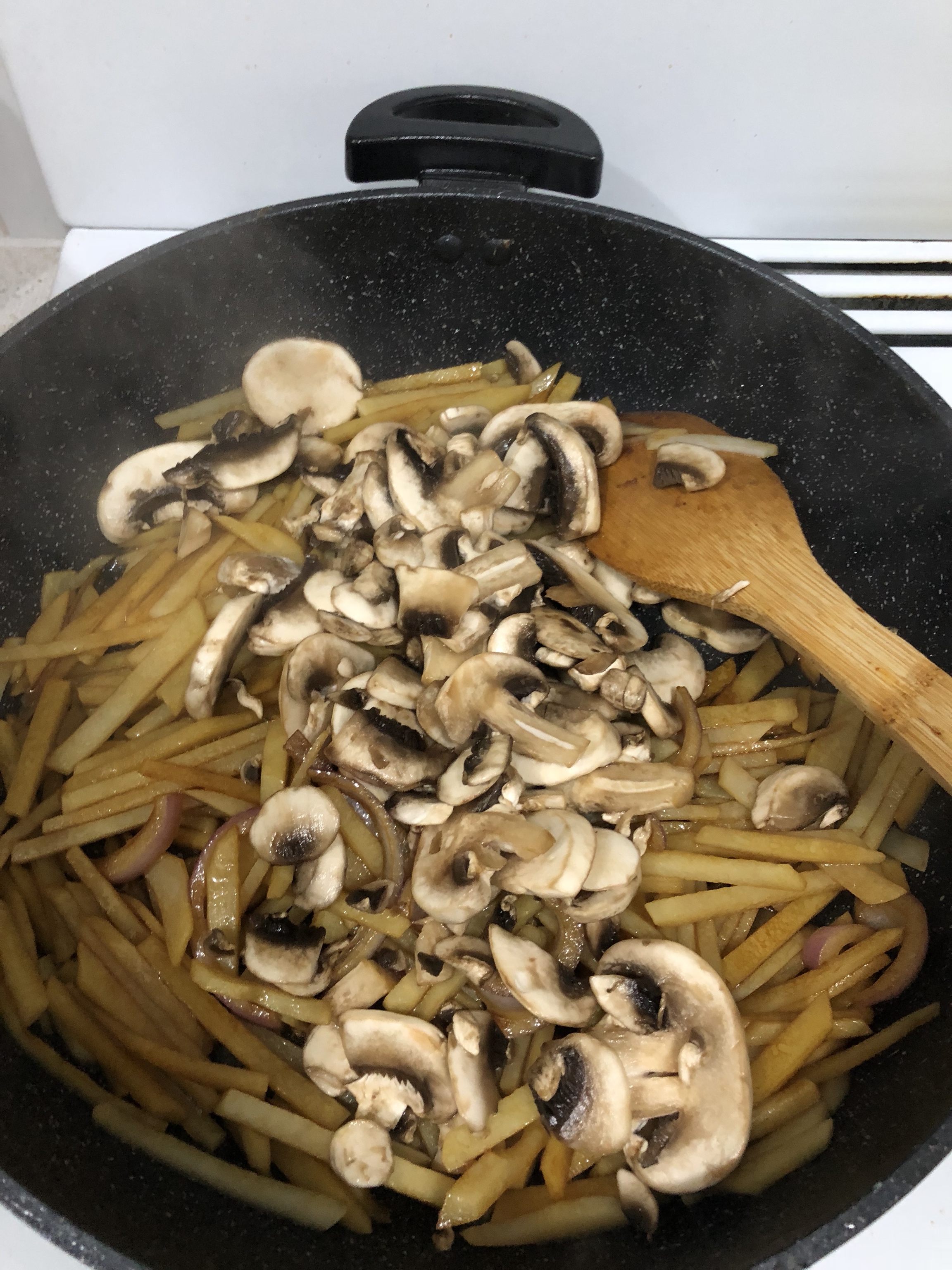 土豆炒蘑菇的做法 步骤1