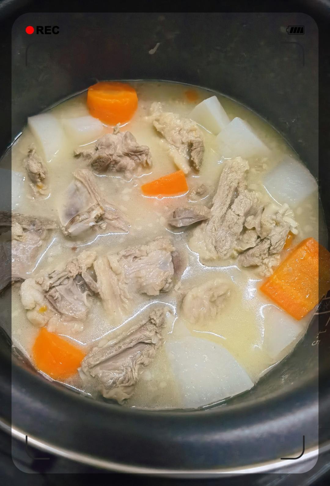 清炖羊排，老爸的拿手菜，汤鲜味浓，羊肉软烂，连萝卜都非常好吃