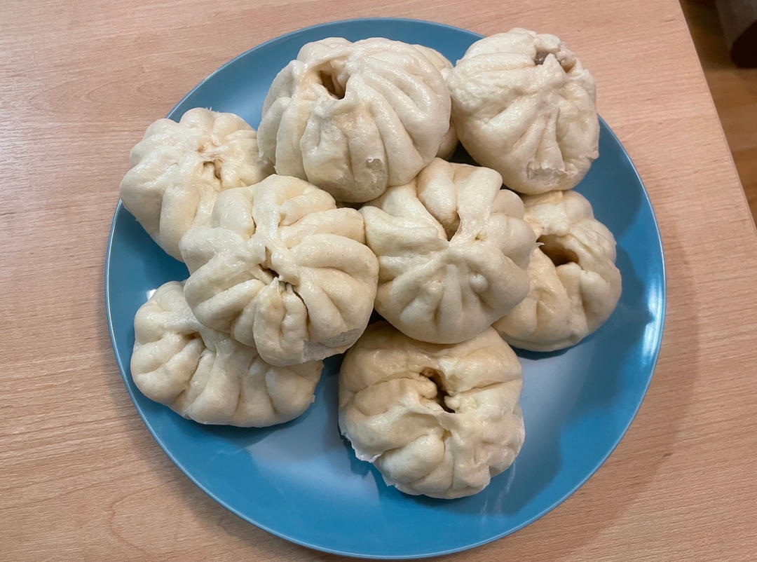松软多汁的肉包子