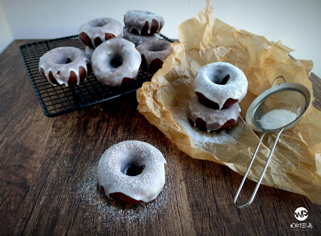 Glazed Chocolate Cake Doughnuts 巧克力蛋糕甜甜圈的做法