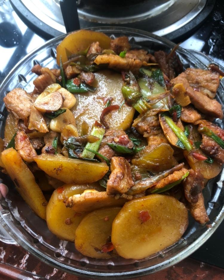 五花肉干煸土豆片