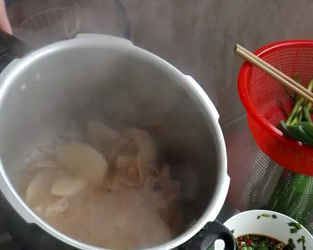 墨鱼萝卜煲排骨汤的做法