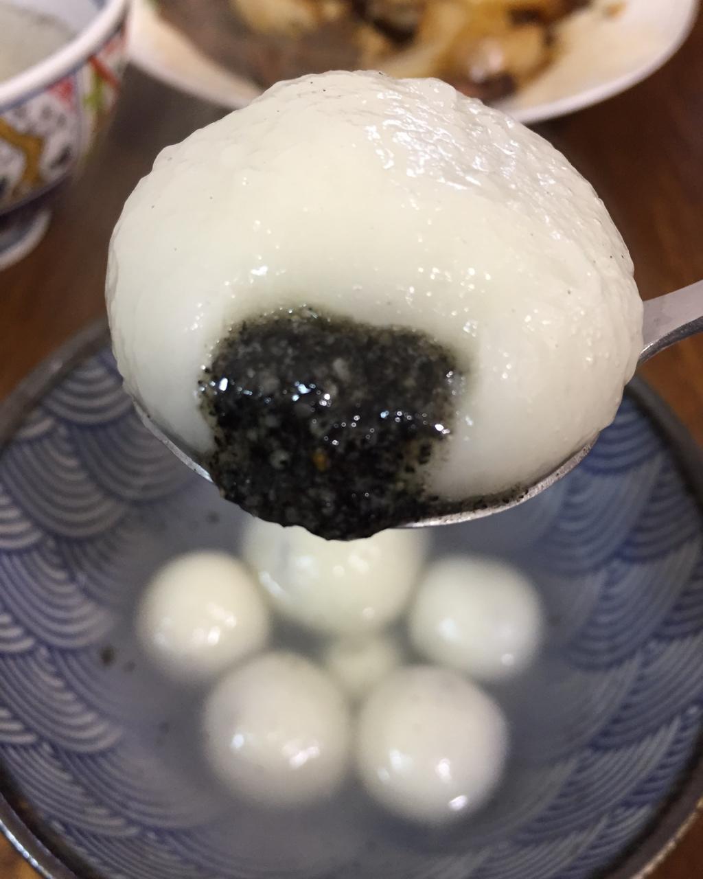 得意制作做的黑芝麻汤圆
