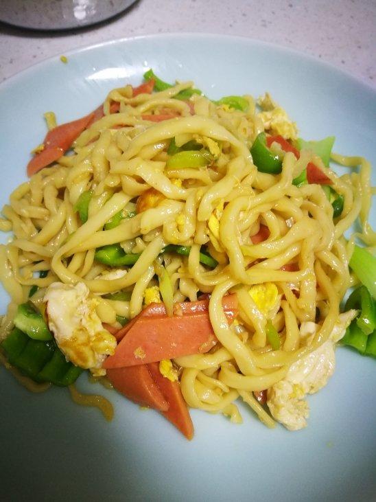 蛋肠炒面