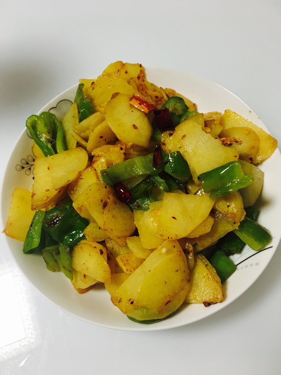 娟0908做的青椒土豆素菜也可以香香的