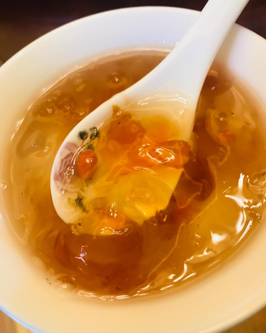 美容润肤 益气补血《桃胶皂角米百合银耳红枣羹》