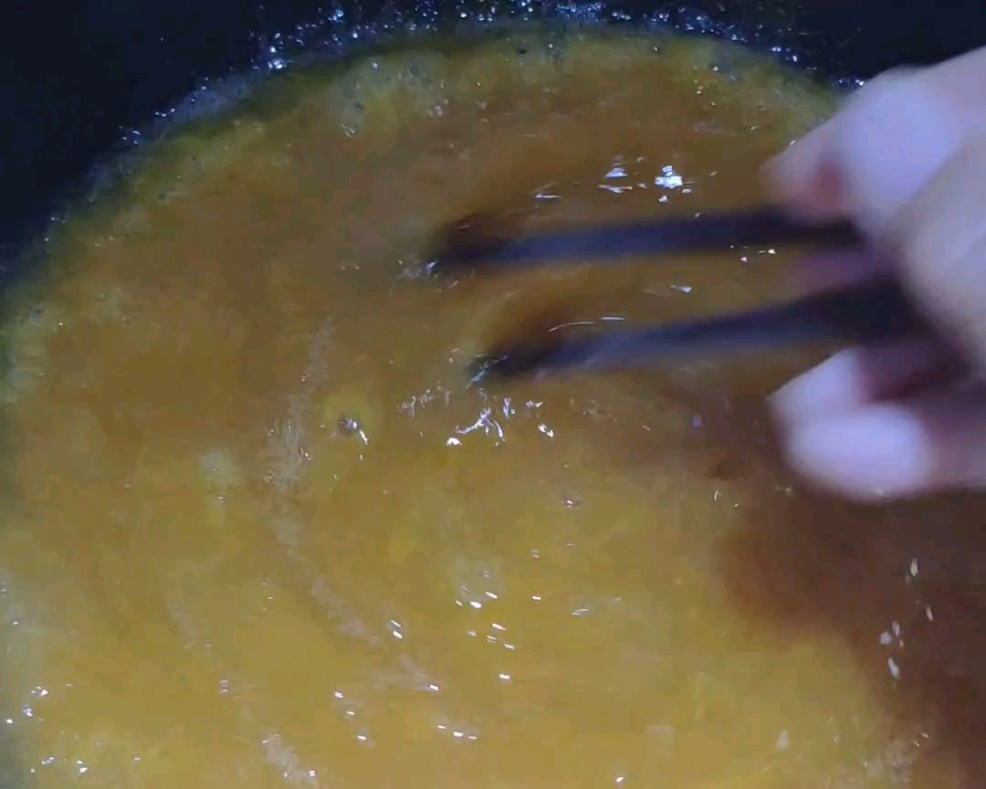 黄澄澄的鲜杏酱。