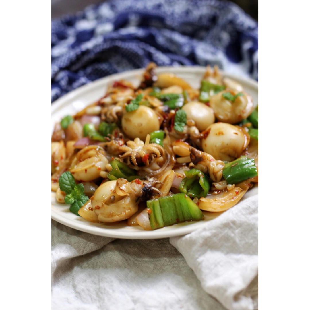 糯米熊和糯米兔做的豉椒墨鱼仔