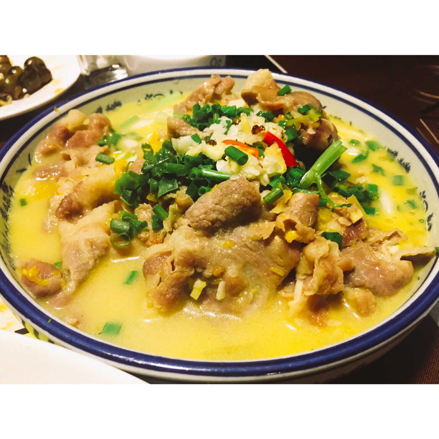 金针酸菜肥牛煲